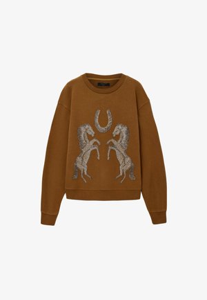 Hanorac maro cu guler rotund și umeri căzuți, având pe față un design cu doi cai argintii și o potcoavă.