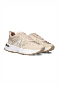 Beige sneakers van een mix van leer en stof, met een witte zool, ronde vorm en een opvallend vetersysteem. Subtiele branding maakt het geheel af.