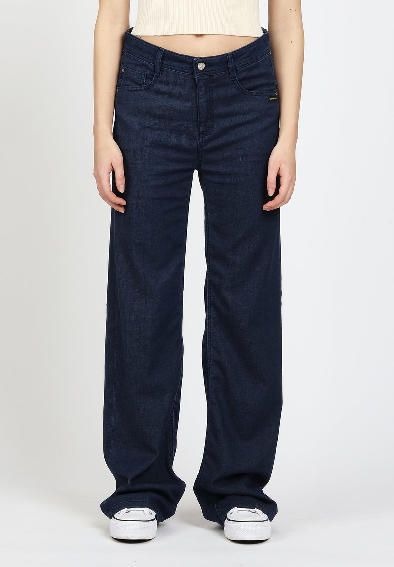 Dunkelblaue Jeans mit weitem Bein aus Denim, ausgestattet mit einem klassischen Fünf-Taschen-Design, Metallknopfverschluss und minimaler Markenkennzeichnung auf der Vorderseite.