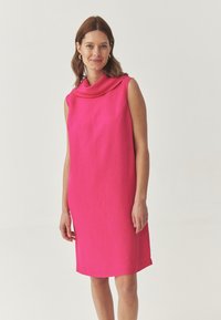 Roze mouwloze jurk met een kraag, gemaakt van een gladde stof. Heeft een relaxte pasvorm en valt boven de knie, met zijzakken.