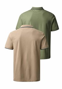 Deux polos à manches courtes vus de dos, l’un beige et l’autre vert olive, tous deux avec une bordure foncée au col et aux manches.
