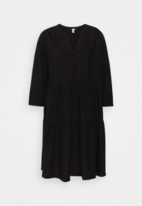 Schwarzes, knielanges Kleid mit V-Ausschnitt, drei Viertel-Ärmeln, gerafften Lagen und einem weichen, leichten Stoff.