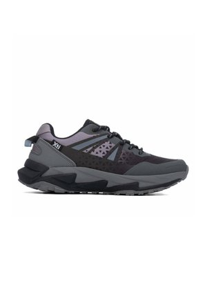 Zapatilla deportiva negra y gris con parte superior de malla estampada, suela gruesa y lengüeta en el talón con la marca "Xti" en el lateral.