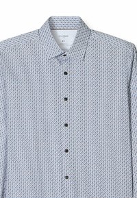 Kurzärmliges Hemd mit Knopfverschluss in Hellblau mit geometrischem Muster, ausgestattet mit einem klassischen Kragen und dunklen, runden Knöpfen zur Befestigung.