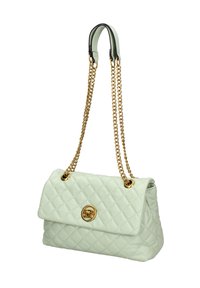 Borsa a tracolla in pelle verde menta con imbottitura, dotata di una tracolla in catena dorata e un'accattivante accentuazione rotonda del logo. Presenta una chiusura a patta e una texture liscia.