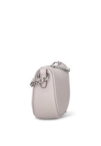 Borsa a tracolla in pelle grigio chiaro con finitura testurizzata, forma rotonda e tracolla a catena argentata. Presenta un design minimalista con accessori discreti.