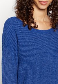 Cream Stickad tröja - blue