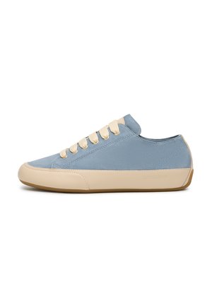 Sneaker low-top con tomaia in suede azzurro chiaro, suola beige e lacci beige, mostrata dal lato esterno su sfondo bianco.