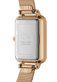 Reloj de acero inoxidable color oro rosa con forma rectangular, brazalete de malla, detalles grabados y marcado de resistencia al agua.