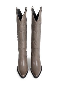 Bottes de cowboy en cuir marron avec des pointes effilées, des tiges hautes et des motifs brodés décoratifs sur les côtés. Fermeture éclair à l'arrière.