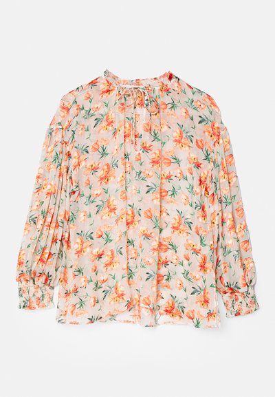 Blusa floral con un fondo en durazno claro, que presenta flores naranjas y hojas verdes. Mangas largas abullonadas, puños fruncidos y un escote con lazo.