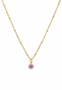 Gouden ketting met een ronde, paarse edelsteen hanger. De ketting heeft kleine, afwisselende bolvormige schakels en accenten.