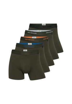 Sæt med fem olivengrønne boxershorts, der har elastiske taljer i forskellige farver - sort, orange, blå og to nuancer af grøn. Glat tekstur.