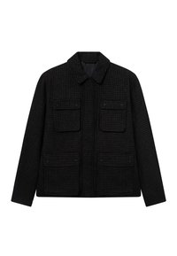 Μαύρο σακάκι σε σχέδιο houndstooth με γιακά, δύο μπροστινές τσέπες με καπάκι και ευθεία γραμμή. Φτιαγμένο από υλικό με υφή, κατάλληλο για στρώσεις.