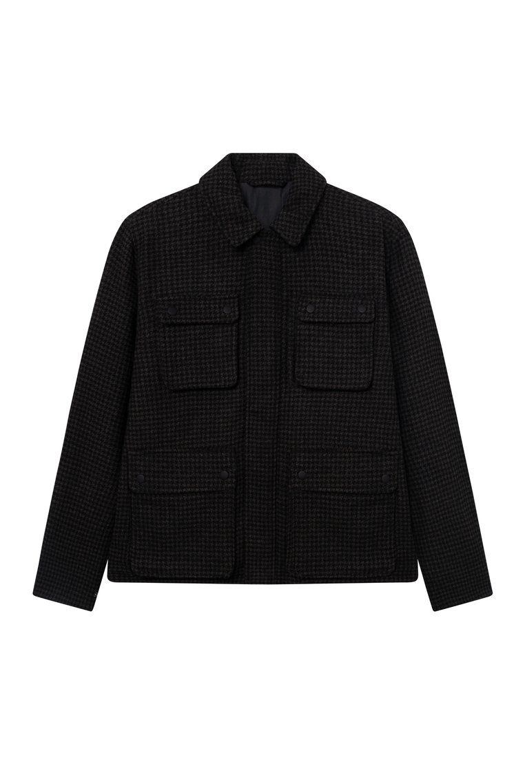 Μαύρο σακάκι σε σχέδιο houndstooth με γιακά, δύο μπροστινές τσέπες με καπάκι και ευθεία γραμμή. Φτιαγμένο από υλικό με υφή, κατάλληλο για στρώσεις.