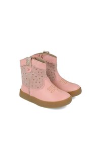 Botas de tobillo de cuero rosa con un panel beis texturizado que presenta patrones de corazones, costuras doradas y suelas de goma marrón.