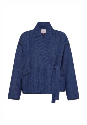 Blauwe doorgestikte jas met lange mouwen, overslagmodel, zijzakken en een stoffen ceintuur om de taille gestrikt.