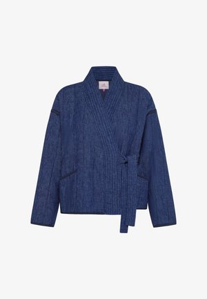 Chaqueta azul acolchada con mangas largas, estilo cruzado, bolsillos laterales y un cinturón de tela anudado a la cintura.