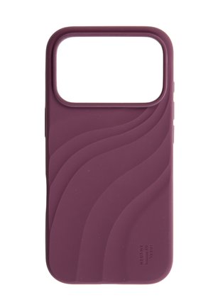 Lilla silikone smartphone-etui med hævede bølgemønstre og stor kameraunderskæring, mærket Ideal of Sweden i hjørnet.