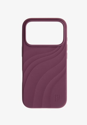 Lilla silikone smartphone-etui med hævede bølgemønstre og stor kameraunderskæring, mærket Ideal of Sweden i hjørnet.