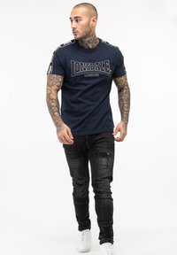 Lonsdale NORMALE PASSFORM VEMENTRY - Marškinėliai su spaudiniu - navy black white