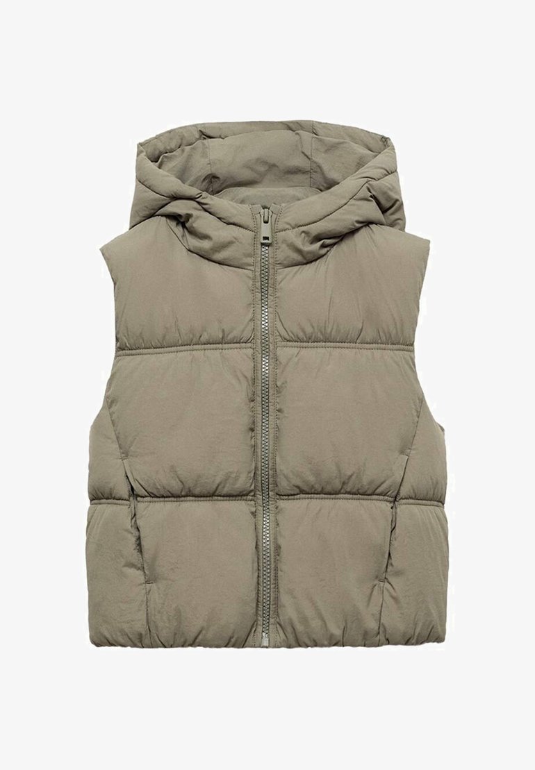 Podložena, brezrokavnica v olivno zeleni barvi s kapuco, z sprednjim zadrgo in horizontalnim šivom za kviltast videz.