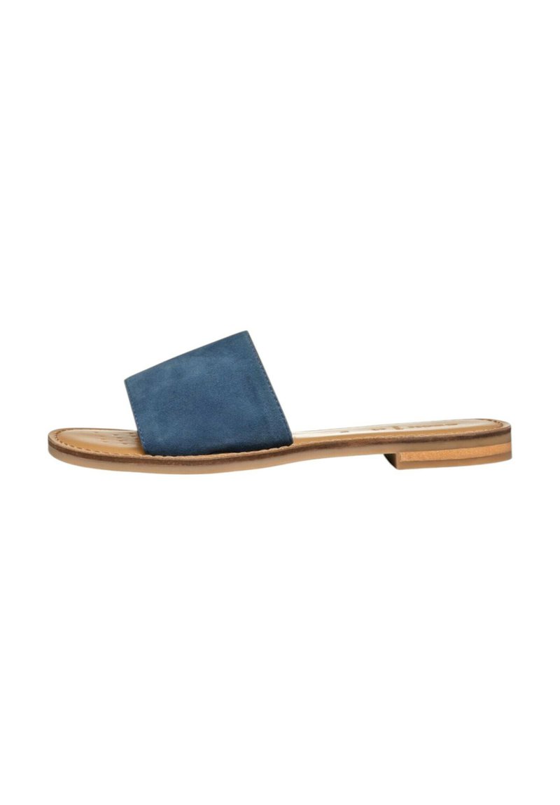Sandalo scivoloso in camoscio blu con una larga fascia superiore, soletta in pelle naturale e suola piatta con dettagli in legno chiaro.