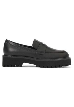 Mocassins en cuir noir avec un bout arrondi, présentant un détail de sangle à l'avant et une semelle plateforme épaisse et texturée en noir.