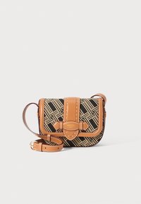 Torebka typu crossbody z plecionym wzorem czarno-złotym, z beżowym skórzanym paskiem i akcentami, z klapką i detalami przeszycia.