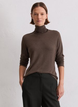 Brązowy sweter z golfem, wykonany z miękkiego materiału, z długimi rękawami i luźnym krojem, w połączeniu z czarnymi spodniami.
