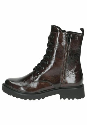 Bota de combate con cordones en brillante cuero sintético marrón oscuro, que presenta una cremallera lateral, suela negra resistente y acabado texturizado.