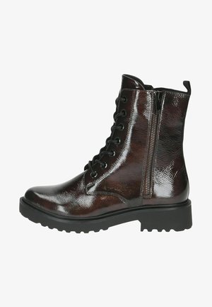 Bota de combate con cordones en brillante cuero sintético marrón oscuro, que presenta una cremallera lateral, suela negra resistente y acabado texturizado.