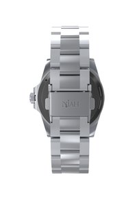 Montre-bracelet en métal argenté avec un cadran rectangulaire, bracelet à maillons, logo gravé et couronne proéminente. Surface lisse et réfléchissante avec des accents audacieux.