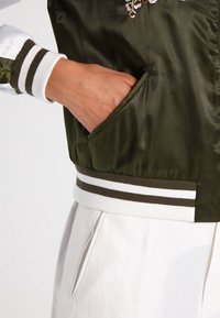 Vero Moda Bomberjacka - green