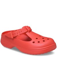 Rode plastic klompen met een verstelbare band, open teen en meerdere ventilatiegaten. Getextureerde zool voor grip en comfort.