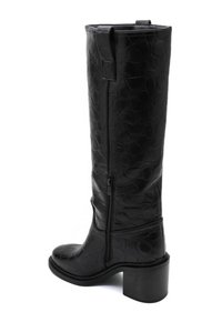 Bottes noires en cuir jusqu'au genou avec une finition texturée, fermeture éclair sur le côté et talon bloc. Zone des orteils lisse et bord supérieur renforcé.