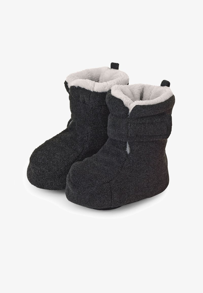 Paire de chaussons d'intérieur en tissu doux gris foncé, avec doublure en peluche blanche et sangles à la cheville pour la chaleur et le confort.