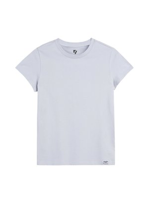 Jasnoszara koszulka z krótkim rękawem i okrągłym dekoltem z małą białą metką na dolnym lewym brzegu na białym tle.