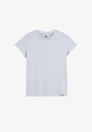 Jasnoszara koszulka z krótkim rękawem i okrągłym dekoltem z małą białą metką na dolnym lewym brzegu na białym tle.