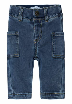 Pantaloni in denim blu scuro con una texture liscia, caratterizzati da due tasche laterali cargo, cuciture gialle a contrasto e chiusura con bottone in vita.