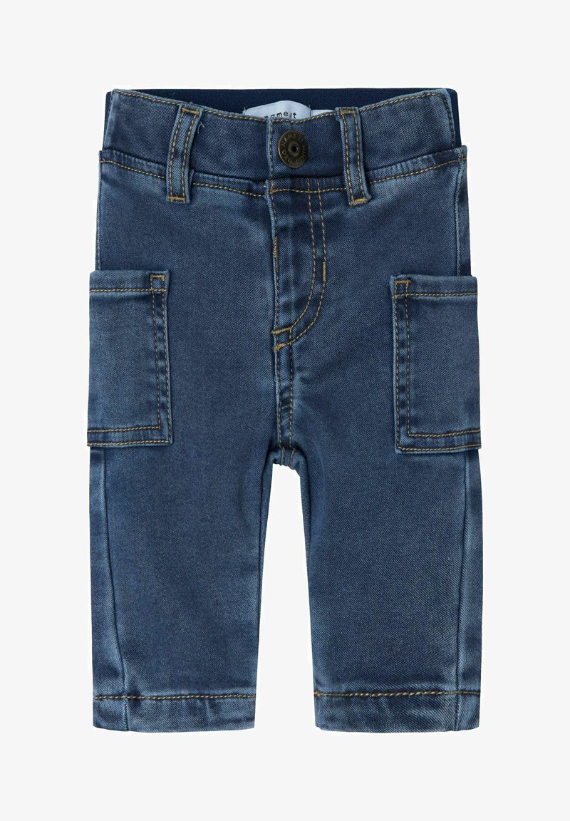 Pantaloni in denim blu scuro con una texture liscia, caratterizzati da due tasche laterali cargo, cuciture gialle a contrasto e chiusura con bottone in vita.