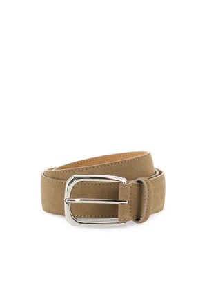 Ceinture en daim brun clair roulée avec des coutures visibles et une boucle métallique argentée brillante sur fond blanc.