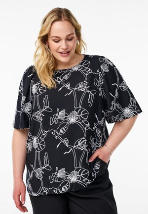 Svart kortärmad blus med vitt blommönsterbroderi. Avslappnad passform med rund halsringning och sidoficka. Texturerad tyg.