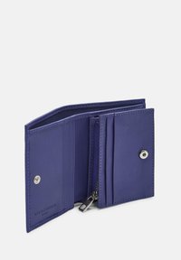 Portefeuille en cuir violet avec plusieurs emplacements pour cartes et un compartiment zippé. Doté d'une fermeture à pression et de détails de couture visibles.