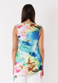 Top senza maniche con un vivace motivo ad acquerello astratto che presenta sfumature di blu, rosa, verde e marrone; realizzato in tessuto leggero.