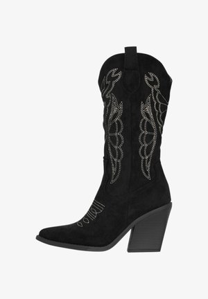 Botas de vaquero de ante negro con punta afilada, tacón bloque medio y costuras decorativas plateadas que presentan intrincados patrones florales.