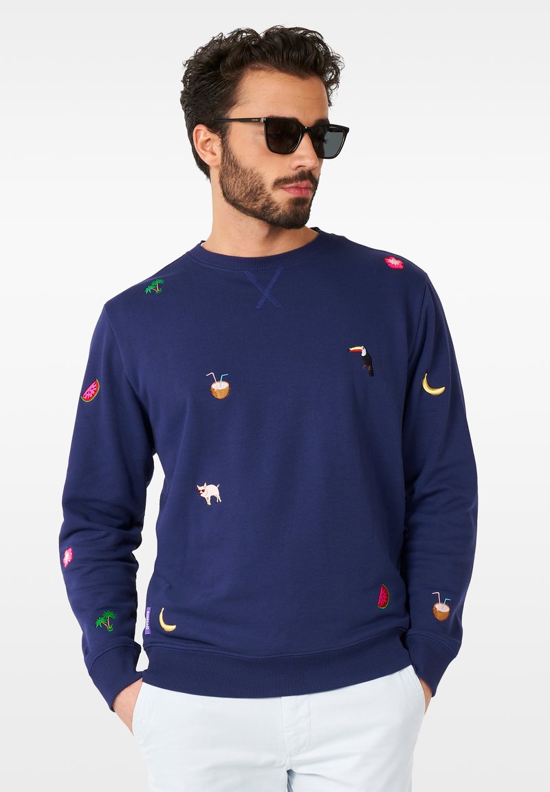 Sudadera azul marino hecha de una tela suave que presenta varios bordados decorativos, incluyendo frutas, un perro y un tucán en toda su superficie.