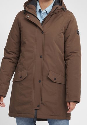 Manteau d'hiver marron à capuche avec boutons-pression à l'avant, poches à rabat, et col de chemise bleu clair visible en dessous.