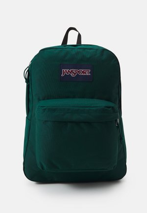 Mochila de tela verde con un bolsillo frontal con cremallera, correas acolchadas y un asa en la parte superior. Incluye un parche de logotipo prominente en el frente.