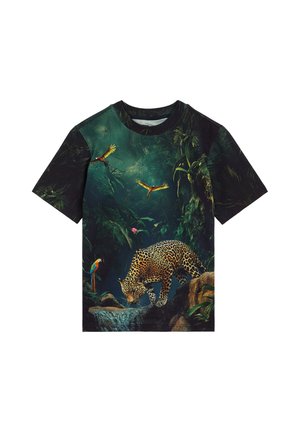 Camiseta con un estampado de una escena de jungla que muestra un leopardo bebiendo agua y loros coloridos volando y posados entre un follaje verde y denso.